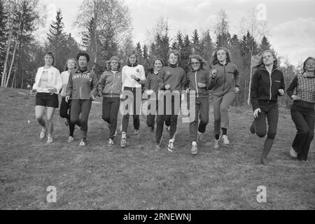 Actual 19 - 1974 : mais ils ne sont pas autorisés à rejoindre Il est prêt à nouveau pour le relais Holmenkoll - «la plus belle aventure du printemps». Ou « le grand test de virilité », car l'événement a également été renommé. Ce relais populaire, qui est un point culminant annuel pour des milliers d’athlètes à travers le pays, et qui a tant contribué à la popularité de la course dans ce pays, est toujours réservé aux hommes. Malgré le fait que les sportifs de tout le pays exigent que les athlètes féminines soient également autorisées à participer à ce festival sportif, les organisateurs, IK Tjalve et Aftenposten, prennent Banque D'Images