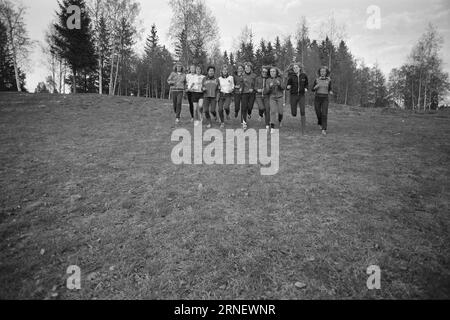 Actual 19 - 1974 : mais ils ne sont pas autorisés à rejoindre Il est prêt à nouveau pour le relais Holmenkoll - «la plus belle aventure du printemps». Ou « le grand test de virilité », car l'événement a également été renommé. Ce relais populaire, qui est un point culminant annuel pour des milliers d’athlètes à travers le pays, et qui a tant contribué à la popularité de la course dans ce pays, est toujours réservé aux hommes. Malgré le fait que les sportifs de tout le pays exigent que les athlètes féminines soient également autorisées à participer à ce festival sportif, les organisateurs, IK Tjalve et Aftenposten, prennent Banque D'Images