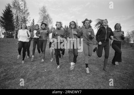 Actual 19 - 1974 : mais ils ne sont pas autorisés à rejoindre Il est prêt à nouveau pour le relais Holmenkoll - «la plus belle aventure du printemps». Ou « le grand test de virilité », car l'événement a également été renommé. Ce relais populaire, qui est un point culminant annuel pour des milliers d’athlètes à travers le pays, et qui a tant contribué à la popularité de la course dans ce pays, est toujours réservé aux hommes. Malgré le fait que les sportifs de tout le pays exigent que les athlètes féminines soient également autorisées à participer à ce festival sportif, les organisateurs, IK Tjalve et Aftenposten, prennent Banque D'Images