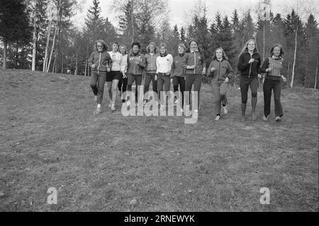 Actual 19 - 1974 : mais ils ne sont pas autorisés à rejoindre Il est prêt à nouveau pour le relais Holmenkoll - «la plus belle aventure du printemps». Ou « le grand test de virilité », car l'événement a également été renommé. Ce relais populaire, qui est un point culminant annuel pour des milliers d’athlètes à travers le pays, et qui a tant contribué à la popularité de la course dans ce pays, est toujours réservé aux hommes. Malgré le fait que les sportifs de tout le pays exigent que les athlètes féminines soient également autorisées à participer à ce festival sportif, les organisateurs, IK Tjalve et Aftenposten, prennent Banque D'Images