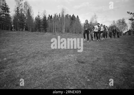 Actual 19 - 1974 : mais ils ne sont pas autorisés à rejoindre Il est prêt à nouveau pour le relais Holmenkoll - «la plus belle aventure du printemps». Ou « le grand test de virilité », car l'événement a également été renommé. Ce relais populaire, qui est un point culminant annuel pour des milliers d’athlètes à travers le pays, et qui a tant contribué à la popularité de la course dans ce pays, est toujours réservé aux hommes. Malgré le fait que les sportifs de tout le pays exigent que les athlètes féminines soient également autorisées à participer à ce festival sportif, les organisateurs, IK Tjalve et Aftenposten, prennent Banque D'Images