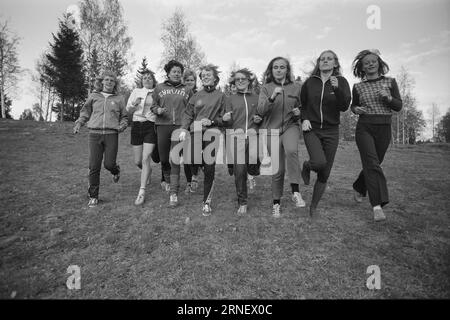 Actual 19 - 1974 : mais ils ne sont pas autorisés à rejoindre Il est prêt à nouveau pour le relais Holmenkoll - «la plus belle aventure du printemps». Ou « le grand test de virilité », car l'événement a également été renommé. Ce relais populaire, qui est un point culminant annuel pour des milliers d’athlètes à travers le pays, et qui a tant contribué à la popularité de la course dans ce pays, est toujours réservé aux hommes. Malgré le fait que les sportifs de tout le pays exigent que les athlètes féminines soient également autorisées à participer à ce festival sportif, les organisateurs, IK Tjalve et Aftenposten, prennent Banque D'Images