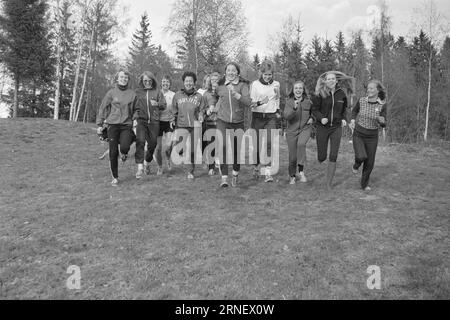 Actual 19 - 1974 : mais ils ne sont pas autorisés à rejoindre Il est prêt à nouveau pour le relais Holmenkoll - «la plus belle aventure du printemps». Ou « le grand test de virilité », car l'événement a également été renommé. Ce relais populaire, qui est un point culminant annuel pour des milliers d’athlètes à travers le pays, et qui a tant contribué à la popularité de la course dans ce pays, est toujours réservé aux hommes. Malgré le fait que les sportifs de tout le pays exigent que les athlètes féminines soient également autorisées à participer à ce festival sportif, les organisateurs, IK Tjalve et Aftenposten, prennent Banque D'Images