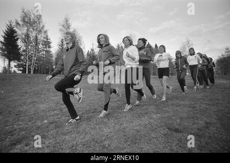 Actual 19 - 1974 : mais ils ne sont pas autorisés à rejoindre Il est prêt à nouveau pour le relais Holmenkoll - «la plus belle aventure du printemps». Ou « le grand test de virilité », car l'événement a également été renommé. Ce relais populaire, qui est un point culminant annuel pour des milliers d’athlètes à travers le pays, et qui a tant contribué à la popularité de la course dans ce pays, est toujours réservé aux hommes. Malgré le fait que les sportifs de tout le pays exigent que les athlètes féminines soient également autorisées à participer à ce festival sportif, les organisateurs, IK Tjalve et Aftenposten, prennent Banque D'Images