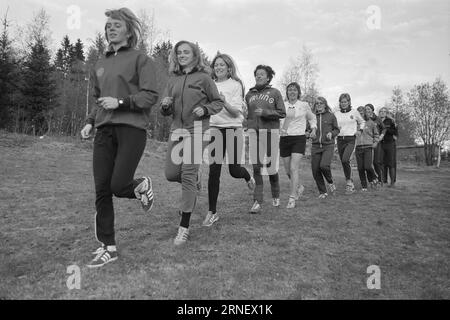 Actual 19 - 1974 : mais ils ne sont pas autorisés à rejoindre Il est prêt à nouveau pour le relais Holmenkoll - «la plus belle aventure du printemps». Ou « le grand test de virilité », car l'événement a également été renommé. Ce relais populaire, qui est un point culminant annuel pour des milliers d’athlètes à travers le pays, et qui a tant contribué à la popularité de la course dans ce pays, est toujours réservé aux hommes. Malgré le fait que les sportifs de tout le pays exigent que les athlètes féminines soient également autorisées à participer à ce festival sportif, les organisateurs, IK Tjalve et Aftenposten, prennent Banque D'Images