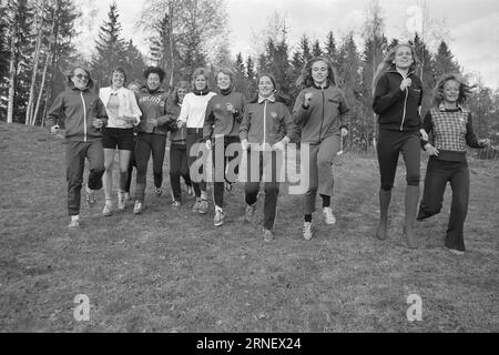 Actual 19 - 1974 : mais ils ne sont pas autorisés à rejoindre Il est prêt à nouveau pour le relais Holmenkoll - «la plus belle aventure du printemps». Ou « le grand test de virilité », car l'événement a également été renommé. Ce relais populaire, qui est un point culminant annuel pour des milliers d’athlètes à travers le pays, et qui a tant contribué à la popularité de la course dans ce pays, est toujours réservé aux hommes. Malgré le fait que les sportifs de tout le pays exigent que les athlètes féminines soient également autorisées à participer à ce festival sportif, les organisateurs, IK Tjalve et Aftenposten, prennent Banque D'Images