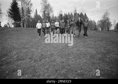 Actual 19 - 1974 : mais ils ne sont pas autorisés à rejoindre Il est prêt à nouveau pour le relais Holmenkoll - «la plus belle aventure du printemps». Ou « le grand test de virilité », car l'événement a également été renommé. Ce relais populaire, qui est un point culminant annuel pour des milliers d’athlètes à travers le pays, et qui a tant contribué à la popularité de la course dans ce pays, est toujours réservé aux hommes. Malgré le fait que les sportifs de tout le pays exigent que les athlètes féminines soient également autorisées à participer à ce festival sportif, les organisateurs, IK Tjalve et Aftenposten, prennent Banque D'Images