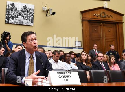 États-Unis : Anhörung FBI-Direktor Comey nach Verzicht auf Anklage gegen Clinton (160707) - WASHINGTON D.C., 7 juillet 2016 -- le directeur du FBI américain James Comey témoigne devant le Comité de surveillance de la Chambre sur l'enquête sur le système de messagerie d'Hillary Clinton, sur Capitol Hill à Washington D.C., capitale des États-Unis, le 7 juillet 2016. Le directeur du FBI américain James Comey a défendu jeudi sa décision de ne pas recommander des accusations contre Hillary Clinton, mais a réfuté plusieurs de ses déclarations pour justifier l'utilisation de la configuration de messagerie privée en tant que secrétaire d'État. ÉTATS-UNIS-WASHINGTON D.C.-FBI-AUDIENCE BAOXDANDAN PUBLIC Banque D'Images