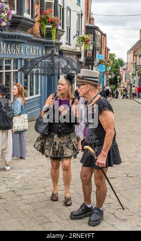 Couple plus âgé entrant dans l'esprit du Steampunk Weekend 2023, Top of Steep Hill, Lincoln City, Lincolnshire, Angleterre, Royaume-Uni Banque D'Images