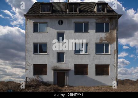 creepy vieille maison grungy dump est un endroit perdu sur une journée ensoleillée avec de mauvaises vibrations et un sol pourri Banque D'Images