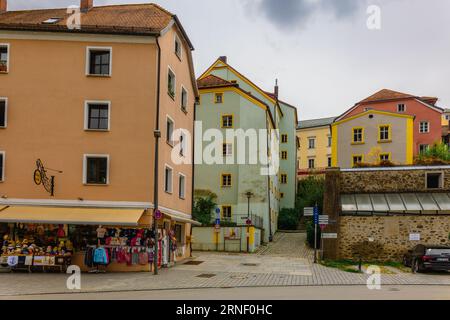 Passau, Allemagne - 21 juillet 2023 : vue de maisons colorées sur srteet, Passau, Bavière, Allemagne. Banque D'Images
