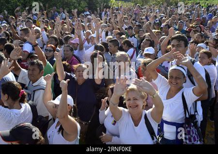 (160711) -- CUCUTA (COLOMBIE), 10 juillet 2016 -- photo fournie par des citoyens vénézuéliens traversant la frontière entre le Venezuela et la Colombie pour acheter de la nourriture et d'autres produits à San Jose de Cucuta, Colombie, le 10 juillet 2016. Le gouvernement vénézuélien a temporairement ouvert sa frontière avec la Colombie à partir de 05:00 h heure locale pendant 12 heures dimanche, pour que les Vénézuéliens puissent traverser et faire des achats dans le pays voisin. Edinsson Figueroa/) COLOMBIA-CUCUTA-VENEZUELA-BORDER DIARIOxLAxOPINION PUBLICATIONxNOTxINxCHN 160711 Cucuta Colombie juillet 10 2016 photo fournie par shows citoyens vénézuéliens franchissant la frontière Banque D'Images