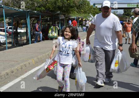 (160711) -- CUCUTA (COLOMBIE), 10 juillet 2016 -- photo fournie par des citoyens vénézuéliens portant des sacs de nourriture et d'autres produits qu'ils ont achetés dans un supermarché de San Jose de Cucuta, Colombie, le 10 juillet 2016. Le gouvernement vénézuélien a temporairement ouvert sa frontière avec la Colombie à partir de 05:00 h heure locale pendant 12 heures dimanche, pour que les Vénézuéliens puissent traverser et faire des achats dans le pays voisin. Edinsson Figueroa/) COLOMBIA-CUCUTA-VENEZUELA-BORDER DIARIOxLAxOPINION PUBLICATIONxNOTxINxCHN 160711 Cucuta Colombie juillet 10 2016 photo fournie par des citoyens vénézuéliens portant des sacs de nourriture et autres Banque D'Images