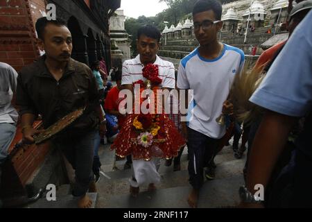 (160711) -- KATMANDOU, 11 juillet 2016 -- Un prêtre porte l'idole de la déesse Ganga lors du festival Ganga Mai chariot à Katmandou, Népal, le 11 juillet 2016. C'est une croyance que le festival est célébré au nom de Ganga, déesse de l'eau bénite, demandant les précipitations dans le pays pour l'amélioration des cultures pendant la saison.) NÉPAL-KATMANDOU-GANGA MAI CHAR FESTIVAL PratapxThapa PUBLICATIONxNOTxINxCHN 160711 Katmandou juillet 11 2016 un prêtre porte l'idole de la déesse Ganga pendant le Ganga Mai chariot Festival à Katmandou Népal juillet 11 2016 C'EST une CROYANCE Thatcher le Festival EST cel Banque D'Images