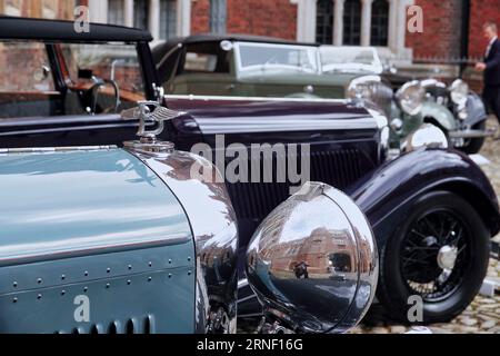 Hampton court, Surrey, Royaume-Uni. 1 septembre 2023. Scènes du premier jour du Concourse of Elegance au Hampton court Palace. OPS : la collection Bentley « prête pour les enchères » exposée dans la cour du palais. Crédit : Motofoto/Alamy Live News Banque D'Images