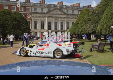 Hampton court, Surrey, Royaume-Uni. 1 septembre 2023. Scènes du premier jour du Concourse of Elegance au Hampton court Palace. OPS : les voitures de sport Endurance 'le Mans' ornent l'allée menant au Palace crédit : Motofoto/Alamy Live News Banque D'Images