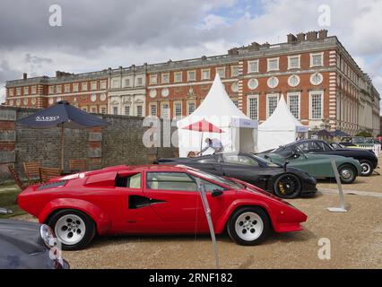 Hampton court, Surrey, Royaume-Uni. 1 septembre 2023. Scènes du premier jour du Concourse of Elegance au Hampton court Palace. OPS : Supercars et hypercard, grace l'allée du Palais crédit : Motofoto / Alamy Live News Banque D'Images