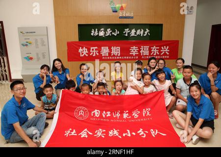 (160712) -- NEIJIANG, 12 juillet 2016 -- des volontaires de l'Université normale de Neijiang posent pour une photo avec des enfants laissés derrière eux lors d'un camp d'été dans le district de Dongxing de la ville de Neijiang, dans le sud-ouest de la Chine, province du Sichuan, le 12 juillet 2016. Divers camps d ' été initiés par des étudiants ont enrichi les vacances d ' été pour les enfants laissés pour compte. (mp) CHINA-SICHUAN-NEIJIANG-CHILDREN-SUMMER CAMP (CN) LanxZitao PUBLICATIONxNOTxINxCHN 160712 NEIJIANG juillet 12 2016 des volontaires de l'Université normale de NEIJIANG posent pour une photo avec des enfants laissés derrière eux lors d'un camp d'été dans le district de Dong Xing au ne Banque D'Images