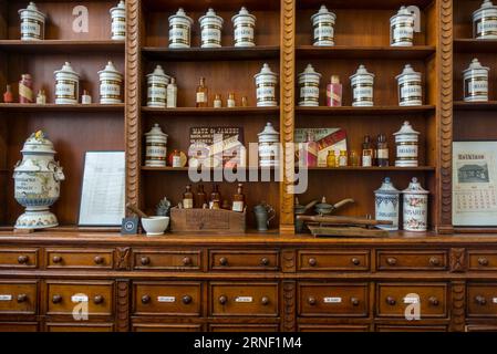 Armoire de pharmacie antique avec bocaux en porcelaine vintage dans l'Hôpital notre-Dame à la Rose / Hôpital notre-Dame, Lessines / Lessen, Hainaut, Belgique Banque D'Images