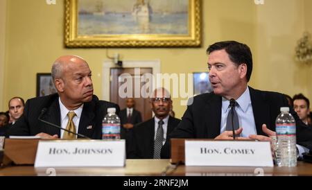 (160714) -- WASHINGTON D.C., 14 juillet 2016 -- le directeur du FBI américain James Comey (à droite) et le chef de la sécurité intérieure des États-Unis Jeh Johnson témoignent devant le Comité de la sécurité intérieure de la Chambre sur Capitole à Washington D.C., capitale des États-Unis, le 14 juillet 2016. Le chef de la sécurité intérieure des États-Unis, Jeh Johnson, a averti jeudi de possibles violences lors de la prochaine convention nationale républicaine. Bao Dandan) U.S.-WASHINGTON D.C.-HOMELAND SECURITY-FBI-HEARING BaoxxDandan PUBLICATIONxNOTxINxCHN 160714 Washington D C juillet 14 2016 le directeur du FBI James Comey r et le chef de la sécurité intérieure Jeh Johnso Banque D'Images