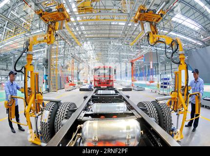 (160715) -- XINGTAI, 15 juillet 2016 -- des travailleurs sont occupés dans une chaîne d'assemblage de camions de la Corporation de l'industrie aéronautique de Chine à Xingtai, dans la province du Hebei du nord de la Chine, le 11 mai 2016. Le produit intérieur brut de la Chine a augmenté de 6,7 pour cent en glissement annuel au deuxième trimestre de 2016, stable par rapport au premier trimestre, a déclaré vendredi le Bureau national des statistiques. (Zhs) CHINA-Q2-GDP-GROWTH (CN) ZhuxXudong PUBLICATIONxNOTxINxCHN 160715 Xingtai juillet 15 2016 les travailleurs sont occupés À une chaîne d'assemblage de camions de l'Aviation Industry Corporation de Chine à Xingtai Nord Chine S province Hebei mai 11 2016 Chine S Big Banque D'Images