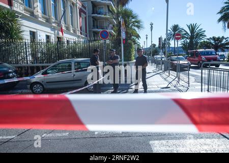 Bilder des Tages Anschlag in Nizza - Promenade des Anglais am Morgen nach der Tat (160715) -- NICE, 15 juillet 2016 -- le personnel de sécurité monte la garde près de la Promenade des Anglais, où l'attaque a eu lieu jeudi, à Nice, France, le 15 juillet 2016. Le nombre de morts s'élève à 84 à la suite d'une attaque dans laquelle un camion a percuté une foule marquant la fête nationale française à Nice. Le président français François Hollande a déclaré que le caractère terroriste de l'attaque de camion ne peut être nié. Il a annoncé la prolongation de l ' état d ' urgence pour trois mois dans le pays. FRANCE-NICE-ATTAQUE TERRORISTE XUXJINQUAN Banque D'Images