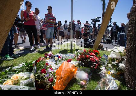 Bilder des Tages Anschlag à Nizza - Trauer am Tatort (160715) -- NICE, 15 juillet 2016 -- des gens offrent des fleurs aux victimes près du site de l'attaque terroriste à Nice, France, le 15 juillet 2016. Le nombre de morts s'élève à 84 à la suite d'une attaque dans laquelle un camion a percuté une foule marquant la fête nationale française à Nice. Le président français François Hollande a déclaré que le caractère terroriste de l'attaque de camion ne peut être nié. Il a annoncé la prolongation de l ' état d ' urgence pour trois mois dans le pays. FRANCE-NICE-ATTAQUE TERRORISTE XuxJinquan PUBLICATIONxNOTxINxCHN Images la Journée arrêt à Nice pleurent Banque D'Images