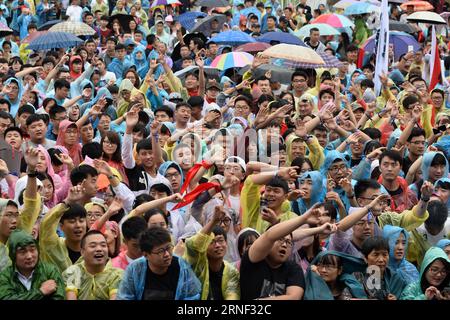 (160715) -- ZAOZHUANG, 15 juillet 2016 -- le public interagit avec le groupe au Festival de musique Typhoon à Taierzhuang, dans la province du Shandong de l'est de la Chine, le 15 juillet 2016. Le festival de deux jours a débuté vendredi. ) (mp) CHINA-SHANDONG-TAIERZHUANG-MUSIC FESTIVAL (CN) GaoxQimin PUBLICATIONxNOTxINxCHN 160715 Zaozhuang juillet 15 2016 public interagir avec le Tie in the Typhoon Festival de musique à Taierzhuang East China S Shan Dong province juillet 15 2016 le festival de deux jours a débuté vendredi MP China Shan Dong Taierzhuang Taierzhuang Festival CN GaoxATxIONTaxIONTINXIONTINXIONTJUN Banque D'Images