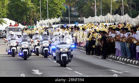 (160715) -- BANDAR SERI BEGAWAN, le 15 juillet 2016 -- Un cortège se rend dans l'arène de célébration d'anniversaire à Bandar Seri Begawan, Brunei, le 15 juillet 2016. Brunei a célébré vendredi le 70e anniversaire du sultan Hassanal Bolkiah à Bandar Seri Begawan. Le sultan a inspecté la garde d'honneur de la place Omar Ali Saifuddien et a conféré des décorations d'État à 22 personnes lors de la cérémonie d'investiture de son 70e anniversaire au palais Istana Nurul Iman.) BRUNEI-BANDAR SERI BEGAWAN-SULTAN-ANNIVERSAIRE CÉLÉBRATION JeffreyxWong PUBLICATIONxNOTxINxCHN 160715 Bandar Seri Begawan juillet 15 2016 un cortège se déplace dans le Bi Banque D'Images