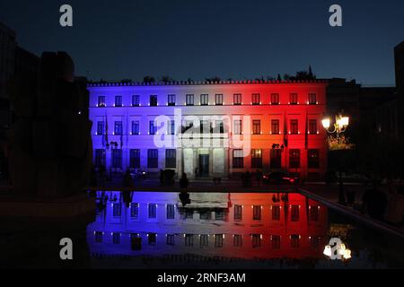 Anschlag in Nizza - Anteilnahme in Athen Bilder des Tages (160715) -- ATHÈNES, 15 juillet 2016 -- l'Hôtel de ville d'Athènes est illuminé aux couleurs du drapeau national français en mémoire des victimes de l'attentat de Nice et en solidarité avec le peuple français à Athènes, en Grèce, le 15 juillet 2016. Le procureur français de la République François Molins a annoncé vendredi en conférence de presse que 84 personnes, dont 10 enfants et adolescents, ont été tuées jeudi soir à Nice lors d'un attentat terroriste. GRÈCE-ATHÈNES-NICE-ATTAQUE-DEUIL MariosxLolos PUBLICATIONxNOTxINxCHN Arrêt à Nice sympathie dans ATHE Banque D'Images