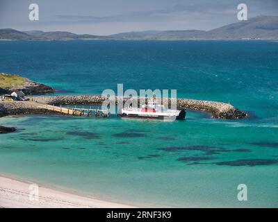 Le CalMac (Caledonian MacBrayne) roll-on-off car ferry Loch Alainn arrivant au terminal de ferry d'Eriskay dans les Hébrides extérieures, en Écosse, au Royaume-Uni. T Banque D'Images