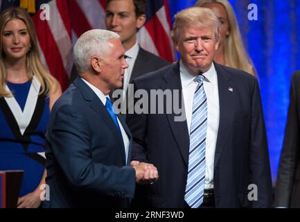 (160716) -- NEW YORK, 16 juillet 2016 -- Donald Trump (R, avant), candidat républicain présumé à la présidence, et son coéquipier gouverneur de l'Indiana Mike Pence (L, avant) sont apparus pour la première fois en public ensemble depuis que Pence a été nommé coéquipier de Trump, à New York, aux États-Unis, le 16 juillet 2016. Donald Trump, candidat républicain à la présidence des États-Unis, a annoncé vendredi qu'il avait choisi le gouverneur de l'Indiana Mike Pence comme colistier. US-NEW YORK-TRUMP-PENCE-PRESIDENTIAL CAMPAGNE LixMuzi PUBLICATIONxNOTxINxCHN 160716 New York juillet 16 2016 U S présomptive Presidential Nomi Banque D'Images