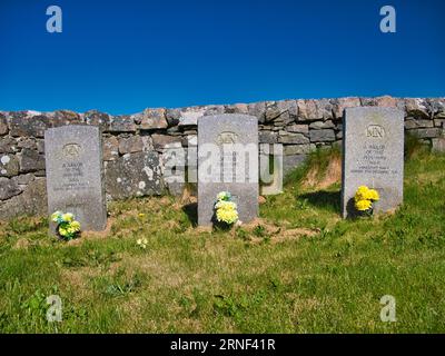 Trois sépultures de guerre avec des fleurs de marins inconnus de la marine marchande qui ont perdu la vie pendant la Seconde Guerre mondiale. Pris sur une journée ensoleillée avec un bleu s Banque D'Images