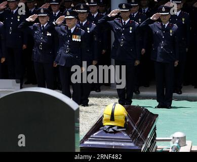 (160717) -- HONG KONG, 17 juillet 2016 -- les collègues de Thomas Cheung saluent pour lui rendre leur dernier hommage lors de ses funérailles au Universal Funeral Parlor à Hung Hom dans le sud de la Chine, Hong Kong, le 17 juillet 2016. Des funérailles officielles de la police ont eu lieu ici dimanche pour Thomas Cheung, un officier supérieur de 30 ans qui est mort alors qu'il combattait un incendie dans un bâtiment industriel à East Kowloon de Hong Kong le 25 juin, 2016.)(wjq) CHINE-HONG KONG-POMPIER-FUNÉRAILLES (CN) NgxWingxKin PUBLICATIONxNOTxINxCHN 160717 Hong Kong juillet 17 2016 collègues de Thomas Cheung Salute to Pay thei Banque D'Images