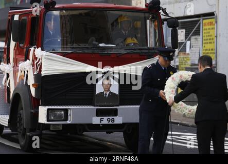 (160717) -- HONG KONG, le 17 juillet 2016 -- des collègues de Thomas Cheung offrent un service de deuil sur la route de ses funérailles à Hong Kong, le 17 juillet 2016. Des funérailles officielles de la police ont eu lieu ici dimanche pour Thomas Cheung, un officier supérieur de 30 ans qui est mort alors qu'il combattait un incendie dans un bâtiment industriel à East Kowloon de Hong Kong le 25 juin, 2016.)(wjq) CHINA-HONG KONG-POMPIER-FUNÉRAILLES (CN) NgxWingxKin PUBLICATIONxNOTxINxCHN 160717 Hong Kong juillet 17 2016 des collègues de Thomas Cheung OFFRENT un service de deuil routier SUR la route de ses funérailles à Sou Banque D'Images