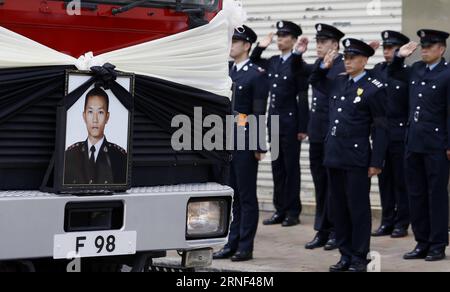 (160717) -- HONG KONG, 17 juillet 2016 -- les collègues de Thomas Cheung saluent pour lui rendre leur dernier hommage lors de ses funérailles au Universal Funeral Parlor à Hung Hom dans le sud de la Chine, Hong Kong, le 17 juillet 2016. Des funérailles officielles de la police ont eu lieu ici dimanche pour Thomas Cheung, un officier supérieur de 30 ans qui est mort alors qu'il combattait un incendie dans un bâtiment industriel à East Kowloon de Hong Kong le 25 juin, 2016.)(wjq) CHINE-HONG KONG-POMPIER-FUNÉRAILLES (CN) NgxWingxKin PUBLICATIONxNOTxINxCHN 160717 Hong Kong juillet 17 2016 collègues de Thomas Cheung Salute to Pay thei Banque D'Images