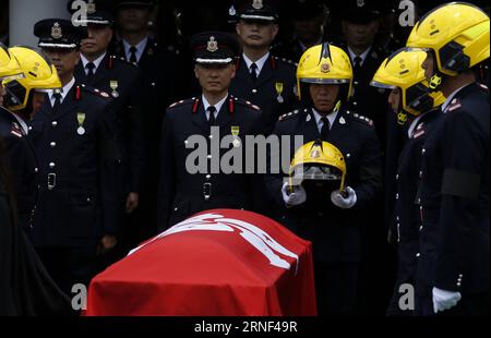 (160717) -- HONG KONG, 17 juillet 2016 -- un collègue de Thomas Cheung tient un casque utilisé par Thomas lors de ses funérailles au Universal Funeral Parlor à Hung Hom dans le sud de la Chine, Hong Kong, le 17 juillet 2016. Des funérailles officielles de la police ont eu lieu ici dimanche pour Thomas Cheung, un officier supérieur de 30 ans qui est mort alors qu'il combattait un incendie dans un bâtiment industriel à East Kowloon de Hong Kong le 25 juin, 2016.)(wjq) CHINA-HONG KONG-POMPIER-FUNÉRAILLES (CN) NgxWingxKin PUBLICATIONxNOTxINxCHN 160717 Hong Kong juillet 17 2016 un collègue de Thomas Cheung tient un casque utilisé par Tho Banque D'Images