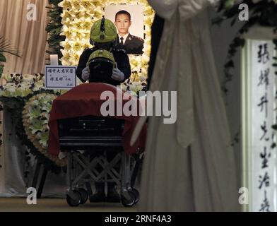 (160717) -- HONG KONG, 17 juillet 2016 -- un collègue de Thomas Cheung présente un casque utilisé par Thomas lors de ses funérailles au Universal Funeral Parlor à Hung Hom dans le sud de la Chine, Hong Kong, le 17 juillet 2016. Des funérailles officielles de la police ont eu lieu ici dimanche pour Thomas Cheung, un officier supérieur de poste de 30 ans qui est mort alors qu'il combattait un incendie dans un bâtiment industriel à East Kowloon de Hong Kong, le 25 juin 2016.)(wjq) CHINA-HONG KONG-FIREFIGHTER-FUNERAL (CN ) WangxShen PUBLICATIONxNOTxINxCHN 160717 Hong Kong juillet 17 2016 un collègue de Thomas Cheung présente un casque utilisé b Banque D'Images