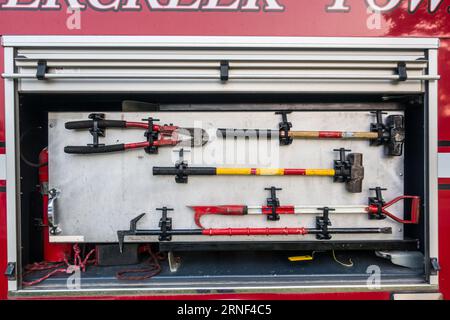 Outils de camion de pompiers stockés dans un camion de pompiers Banque D'Images