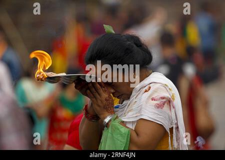 (160718) -- KATMANDOU, 18 juillet 2016 -- Une femme hindoue fait des prières sur Shrawan Somvar au temple Pashupatinath à Katmandou, Népal, le 18 juillet 2016. Shrawan Somvar (lundi) est considéré comme propice pour les femmes hindoues d'offrir la prière au Seigneur Shiva pour la vie longue et prospère pour leurs maris. NÉPAL-KATHMANDU-SHRAWAN SOMVAR-PratapxThapa PUBLICATIONxNOTxINxCHN 160718 Katmandou juillet 18 2016 une femme hindoue OFFRE des prières SUR Shrawan Somvar AU temple Pashupatinath à Katmandou Népal juillet 18 2016 Shrawan Somvar lundi EST considéré comme un bon augure pour les femmes hindoues d'OFFRIR prière au Seigneur Shiva Banque D'Images
