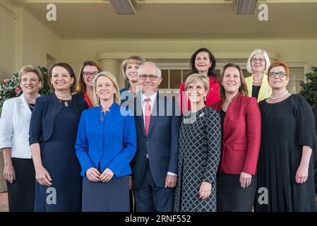 (160719) -- CANBERRA, le 19 juillet 2016 -- des femmes membres du cabinet du gouvernement australien prennent une photo de groupe avec le Premier ministre Malcolm Turnbull (Front C) après la cérémonie d'assermentation au Government House à Canberra, Australie, le 19 juillet 2016.) (zcc) AUSTRALIE-CANBERRA-NOUVEAU CABINET-ASSERMENTÉ À XuxHaijing PUBLICATIONxNOTxINxCHN 160719 Canberra juillet 19 2016 femmes membres du cabinet du gouvernement australien Prenez une photo de groupe avec les premiers ministres Malcolm Turnbull Front C après la cérémonie d'assermentation au Government House à Canberra Australie juillet 19 2016 ZCC Australie Canberra Nouveau CA Banque D'Images