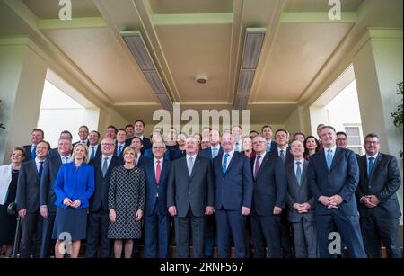 (160719) -- CANBERRA, le 19 juillet 2016 -- le nouveau cabinet du gouvernement australien prend une photo de groupe avec le gouverneur général Peter Cosgrove (Front C) au Government House à Canberra, Australie, le 19 juillet 2016.) (zcc) AUSTRALIE-CANBERRA-NOUVEAU CABINET-ASSERMENTÉ À XuxHaijing PUBLICATIONxNOTxINxCHN 160719 Canberra juillet 19 2016 le nouveau cabinet du gouvernement australien prend une photo de groupe avec le gouverneur général Peter Cosgrove face C AU Government House à Canberra Australie juillet 19 2016 ZCC Australie Canberra Nouveau cabinet assermenté à XuxHaijing PUBLICATIONxNOTxNOTxINxCHN Banque D'Images