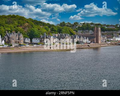 Esplanade Corran à Oban du ferry à Barra en passant par la baie d'Oban - les hôtels et la cathédrale St Columba apparaissent sur la droite de l'image, avec t Banque D'Images