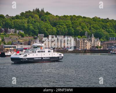 CalMac exploitait le ferry-car Roro MV Loch Frisa à Oban, en Écosse, au Royaume-Uni. Banque D'Images