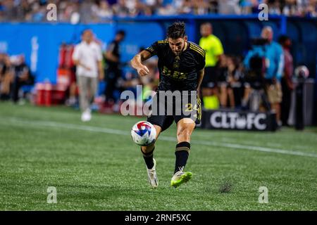 26 août 2023 : le milieu de terrain du Los Angeles FC Ryan Hollingshead (24 ans) passe contre le Charlotte FC lors de la seconde moitié du match de Major League Soccer au Bank of America Stadium de Charlotte, en Caroline du Nord. (Scott KinserCal Sport Media) Banque D'Images