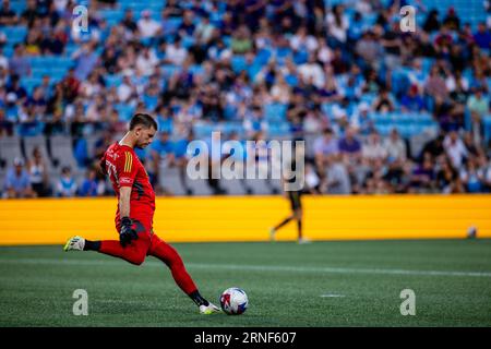 26 août 2023 : le gardien de but du Los Angeles FC John McCarthy (77 ans) libère le ballon lors de la première moitié du match de la Major League Soccer au Bank of America Stadium à Charlotte, en Caroline du Nord. (Scott KinserCal Sport Media) Banque D'Images