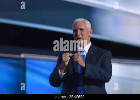 (160721) -- CLEVELAND, 20 juillet 2016 -- Mike Pence, gouverneur de l'Indiana et candidat républicain à la vice-présidence, prend la parole à la Convention nationale républicaine à Cleveland, Ohio, États-Unis, le 20 juillet 2016. Le gouverneur de l'Indiana Mike Pence a officiellement accepté la nomination républicaine à la vice-présidence mercredi soir à la Convention nationale républicaine de 2016. (syq) CONVENTION NATIONALE États-Unis-CLEVELAND-RÉPUBLICAIN-MIKE PENCE YinxBogu PUBLICATIONxNOTxINxCHN 160721 Cleveland juillet 20 2016 Indianapolis Gouverneur et vice-président républicain nommé Mike Pence prend la parole au Republican National Banque D'Images