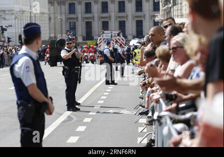 (160721) -- BRUXELLES, le 21 juillet 2016 -- un garde de police sur une avenue alors que les visiteurs attendent le défilé militaire pour célébrer la fête nationale de la Belgique à Bruxelles, Belgique, le 21 juillet 2016.) BELGIUM-NATIONAL DAY-MILITARY PARADE YexPingfan PUBLICATIONxNOTxINxCHN 160721 Bruxelles juillet 21 2016 Garde de police SUR l'avenue alors que les visiteurs attendent la Parade militaire pour célébrer la Fête nationale de Belgique à Bruxelles Belgique juillet 21 2016 Fête nationale de Belgique Parade militaire YexPingfan PUBLICATIONxNOTxINxCHN Banque D'Images