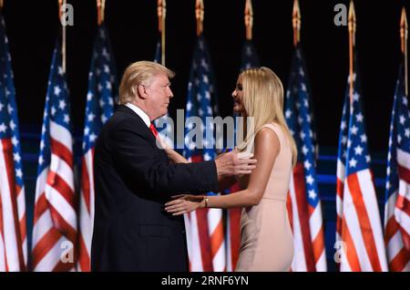 (160722) -- CLEVELAND, 21 juillet 2016 -- Donald Trump (à gauche) et sa fille Ivanka Trump prennent la scène le dernier jour de la Convention nationale républicaine à Cleveland, Ohio, États-Unis, le 21 juillet 2016. Le milliardaire New-yorkais Donald Trump a officiellement accepté la nomination présidentielle du Parti républicain américain jeudi soir, le dernier jour de la Convention nationale républicaine. )(zcc) US-CLEVELAND-GOP-PRESIDENTIAL NOMINATION-TRUMP YinxBogu PUBLICATIONxNOTxINxCHN 160722 Cleveland juillet 21 2016 Donald Trump et sa fille Ivanka Trump prennent la scène LE jour de chargement de la République Banque D'Images