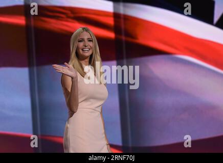 (160722) -- CLEVELAND, 21 juillet 2016 -- Ivanka Trump, fille du candidat républicain à la présidence Donald Trump, prend la scène le dernier jour de la Convention nationale républicaine à Cleveland, Ohio, États-Unis, le 21 juillet 2016. )(zcc) US-CLEVELAND-REPUBLICAN NATIONAL CONVENTION-IVANKA TRUMP YinxBogu PUBLICATIONxNOTxINxCHN 160722 Cleveland juillet 21 2016 Ivanka Trump fille du candidat présidentiel républicain Donald Trump prend la scène LE jour de chargement de la Convention nationale républicaine à Cleveland Ohio les États-Unis juillet 21 2016 ZCC Cleveland U.S. Cleveland Republican National Conventi Banque D'Images